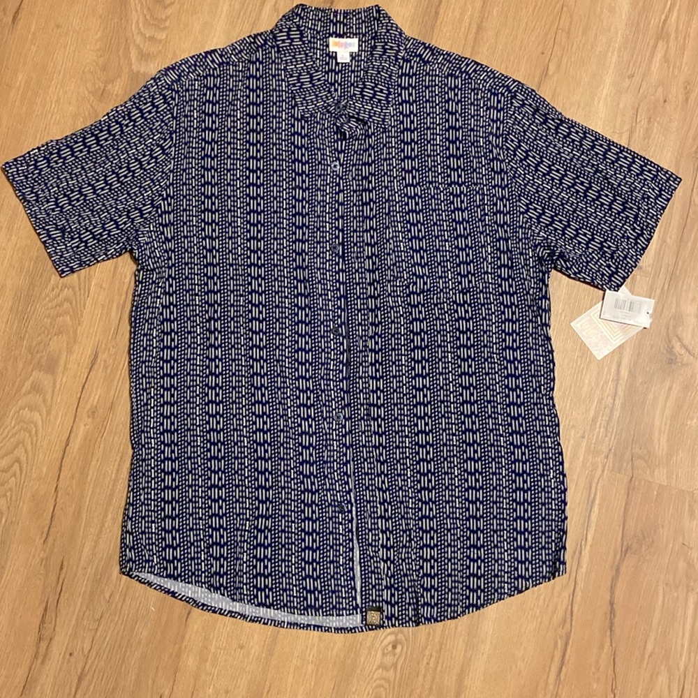 Classic design Navy/White button down will look great at any summer event!☀️🧺😎